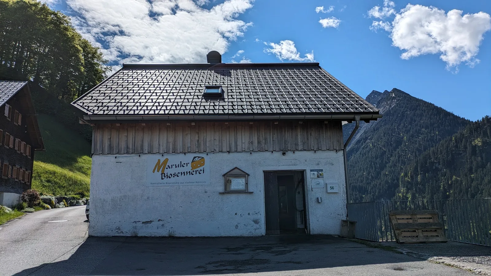 Die Maruler Bio-Sennerei im Sommer vor grünen Berghängen